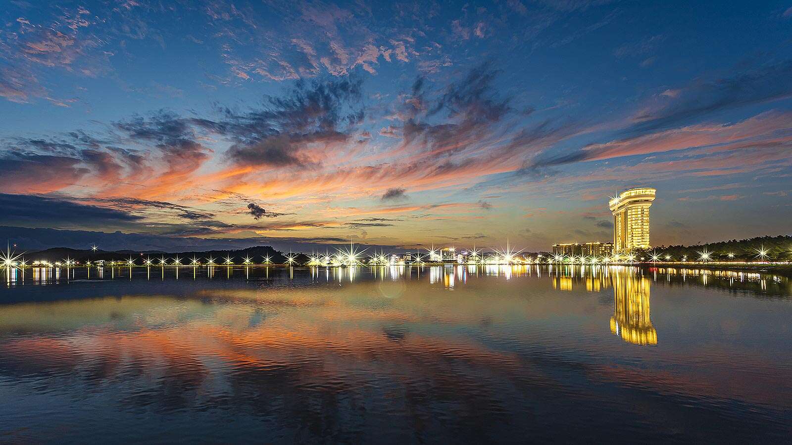 Sunset at Gyeongpo Lake's Night is<br>More Beautiful Than Its Day