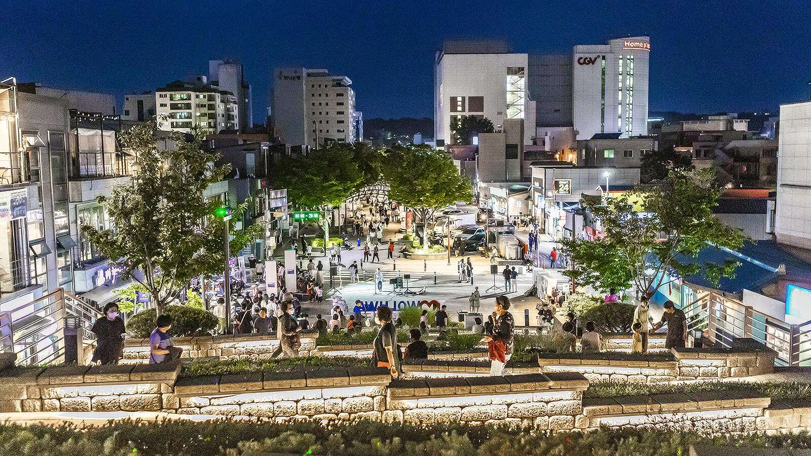 Wolhwa Street Park Night Market with Night Lights's Night is<br>More Beautiful Than Its Day