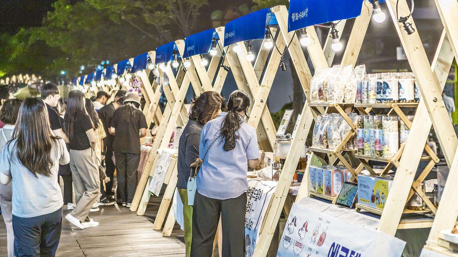 People enjoying the Wolhwa Street Park night market 01's Night is<br>More Beautiful Than Its Day