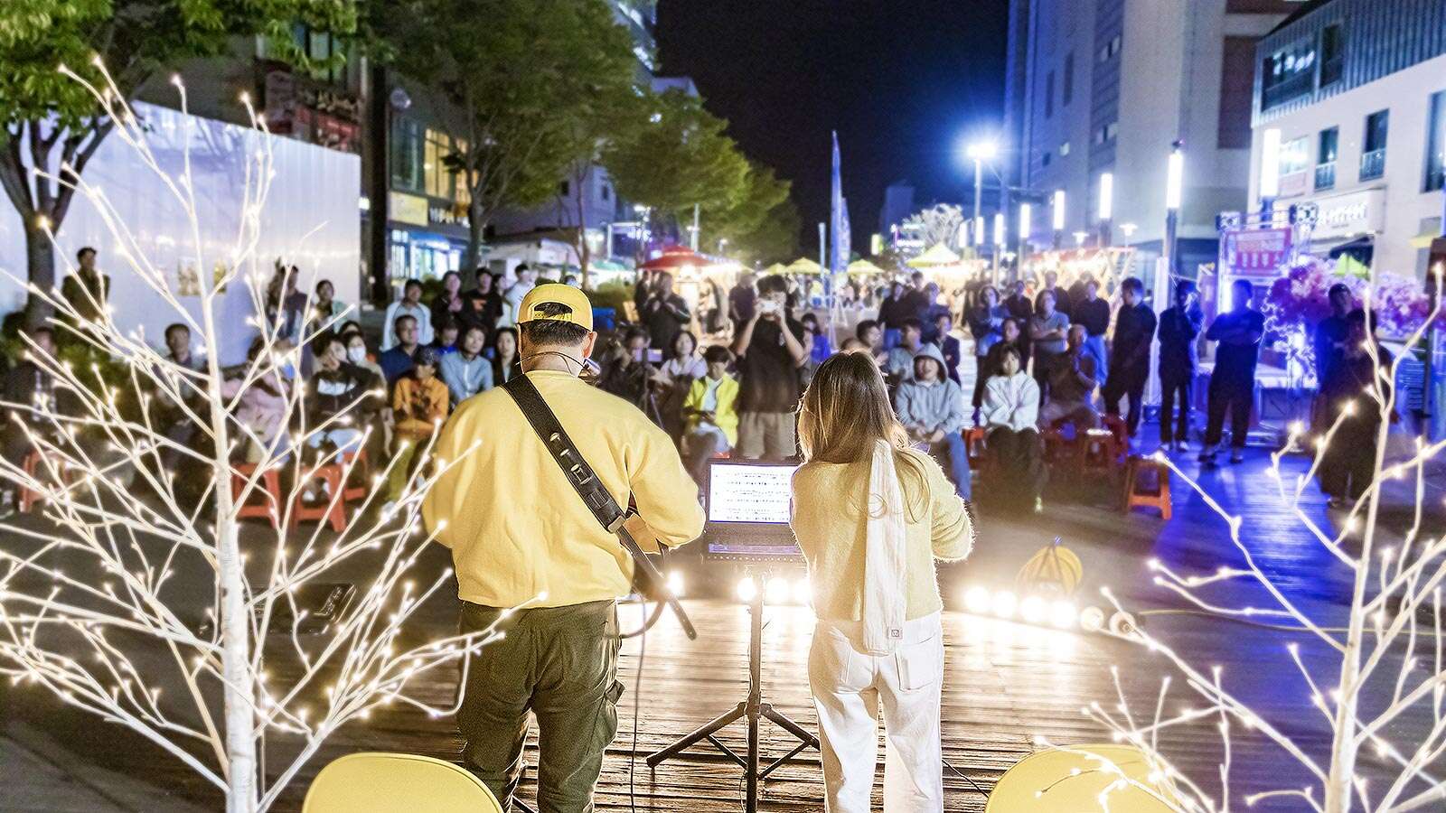 월화거리공원 버스킹을 즐기는 사람들 02