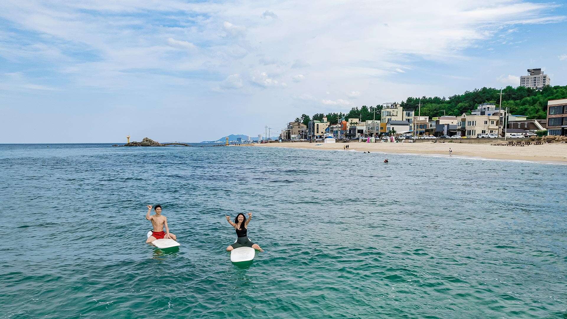 바다에서 서핑을 즐기는 사람들 01