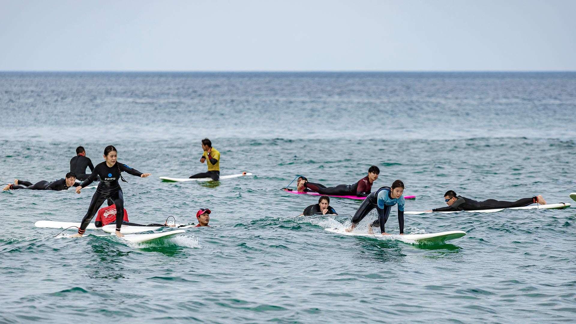 바다에서 서핑을 즐기는 사람들 02