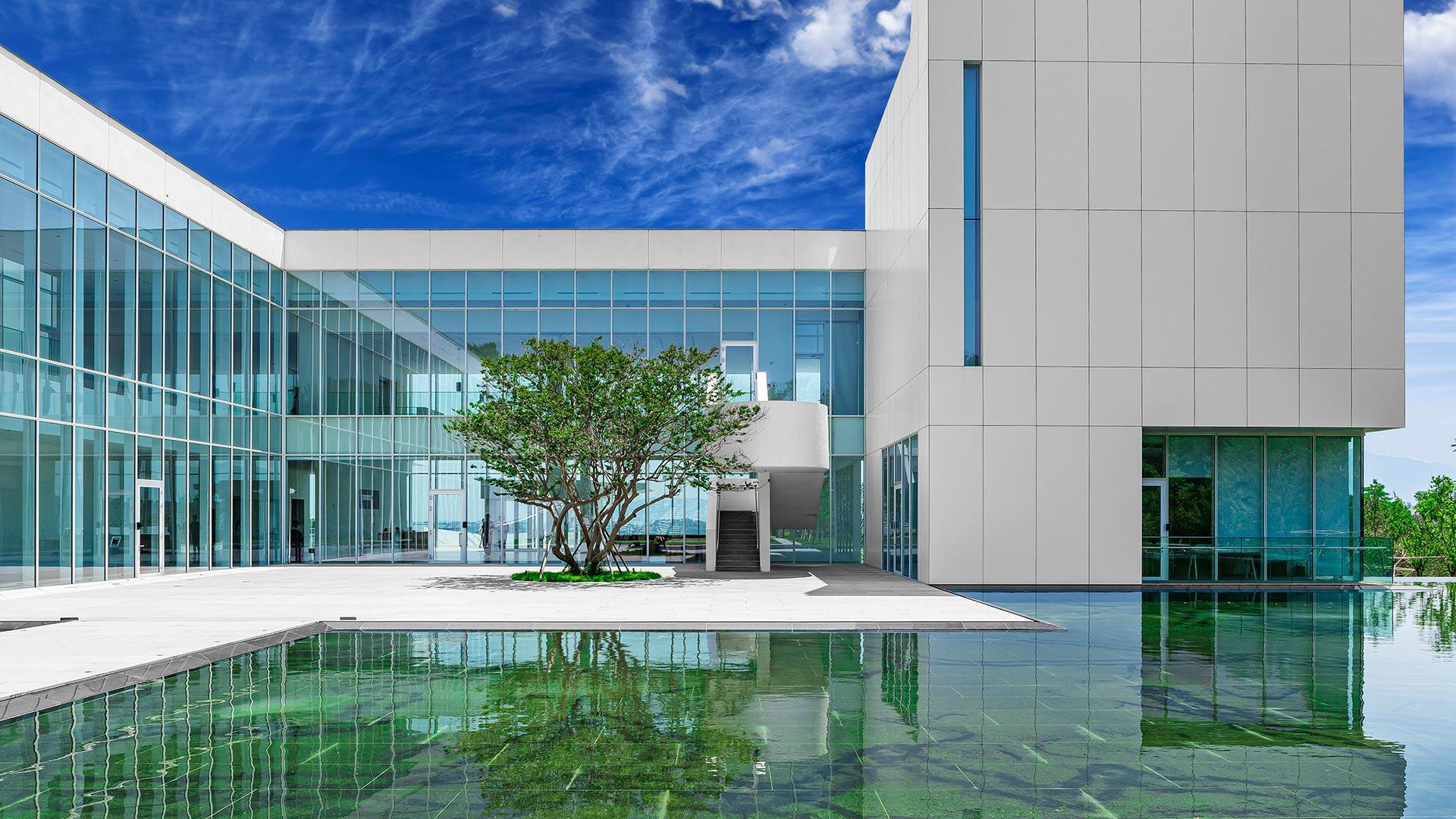 분수와 수목이 보이는 중앙 광장