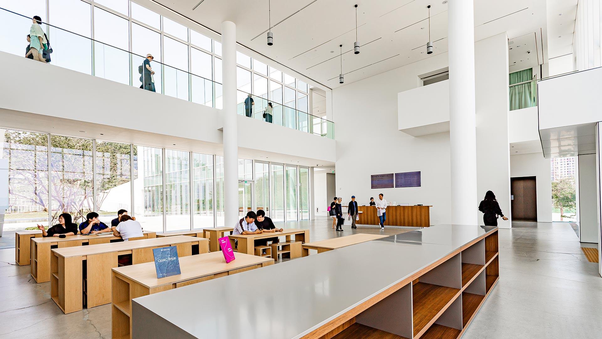 솔올미술관 로비와 카페