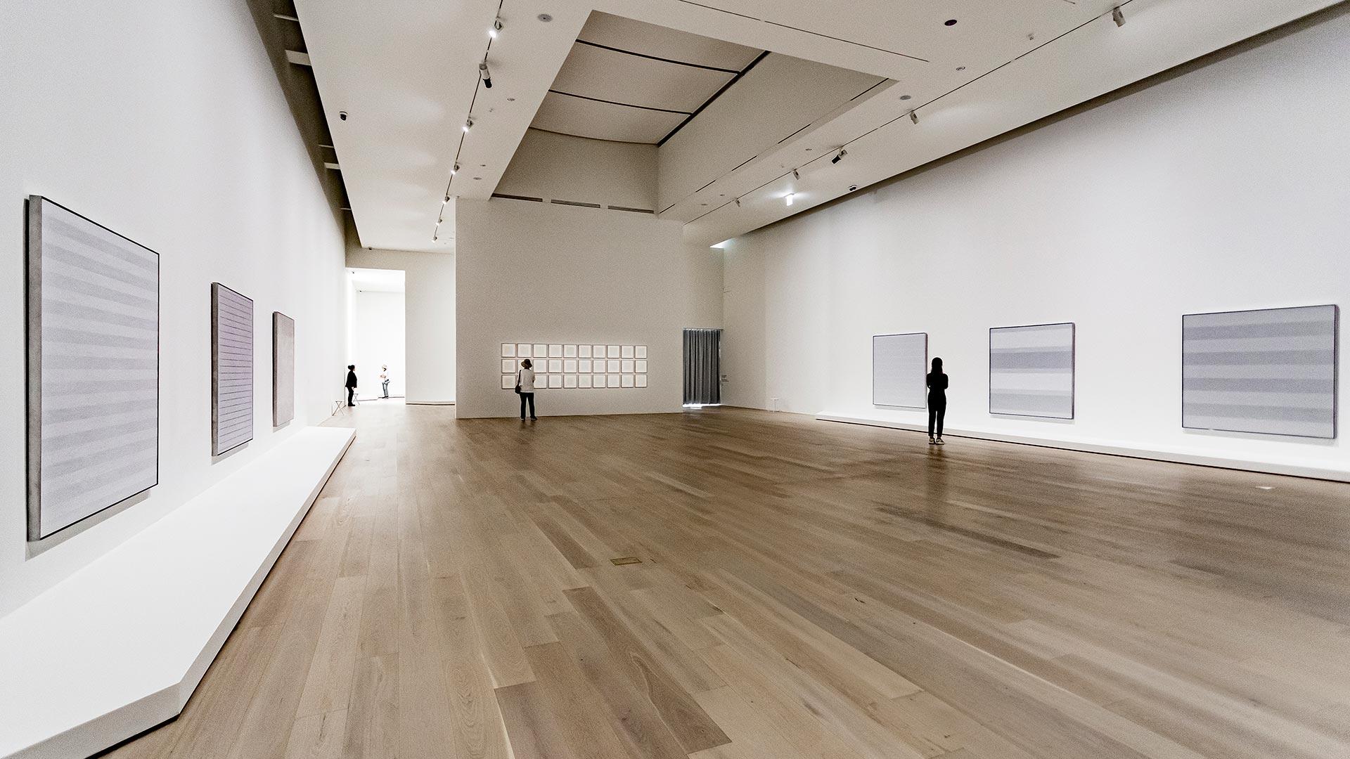 솔올미술관 내부 전시물을 관람하는 사람들