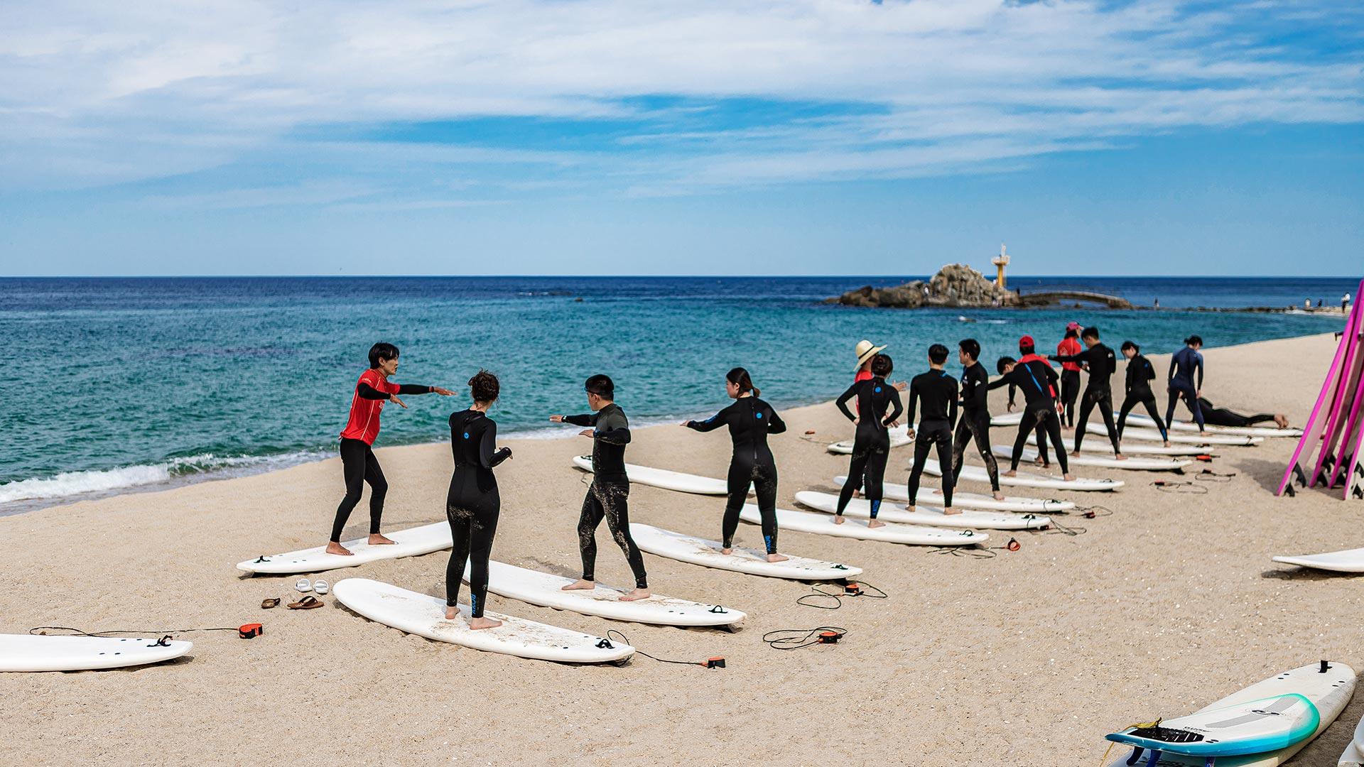 서핑 강습을 받는 사람들