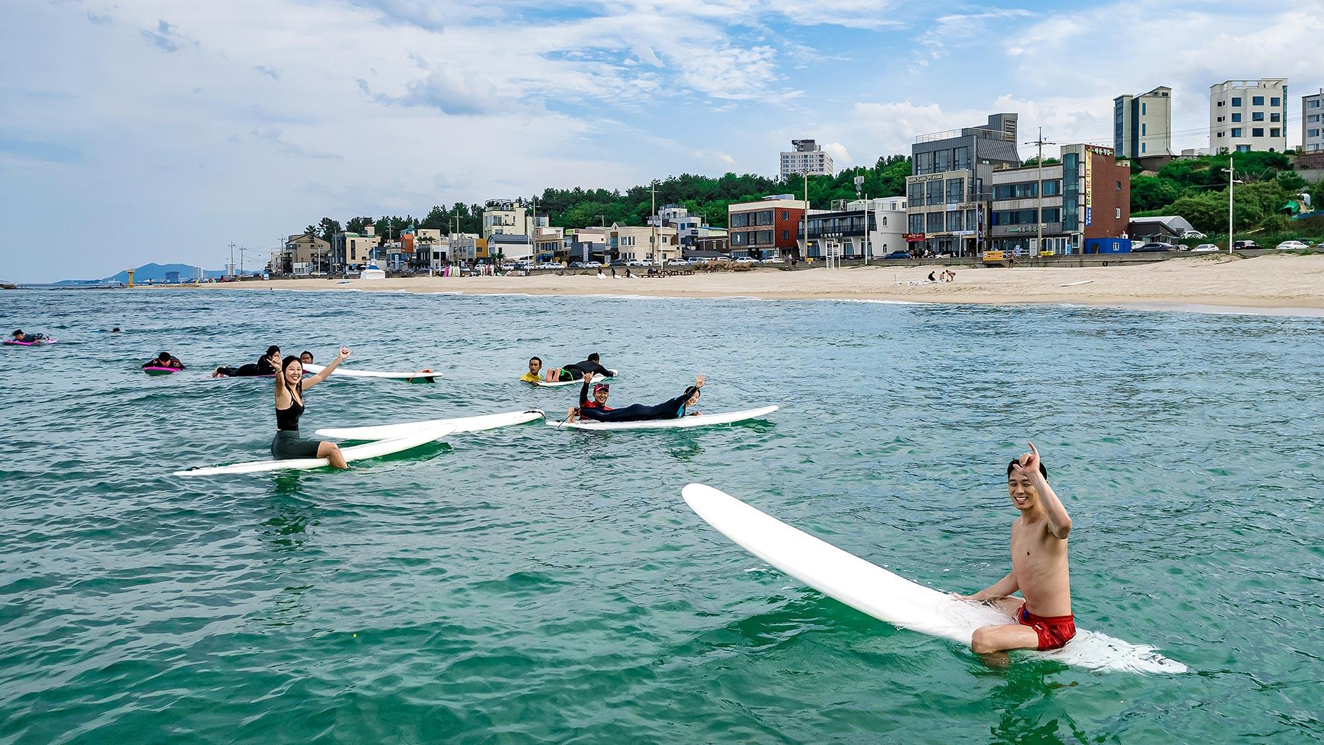 People who enjoy surfing 01