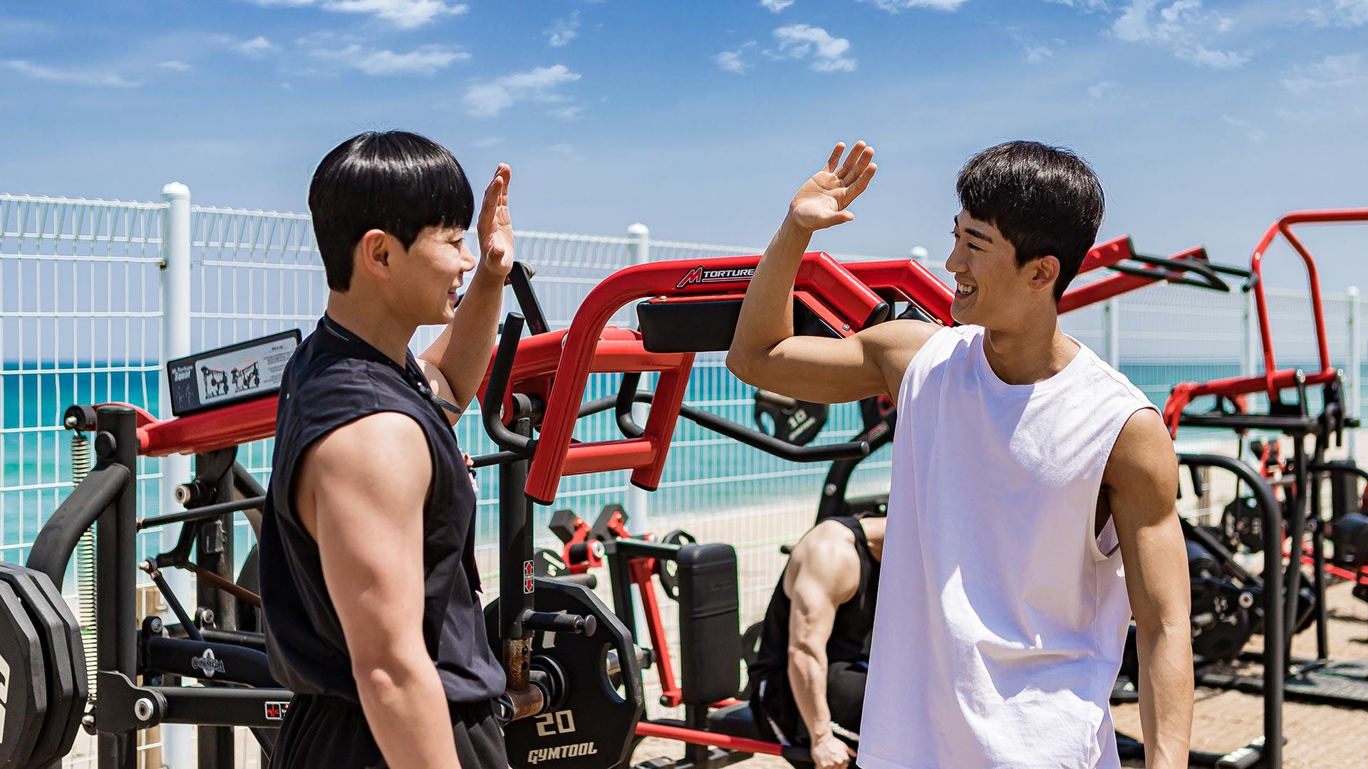 머슬비치에서 헬스를 즐기는 사람들 02