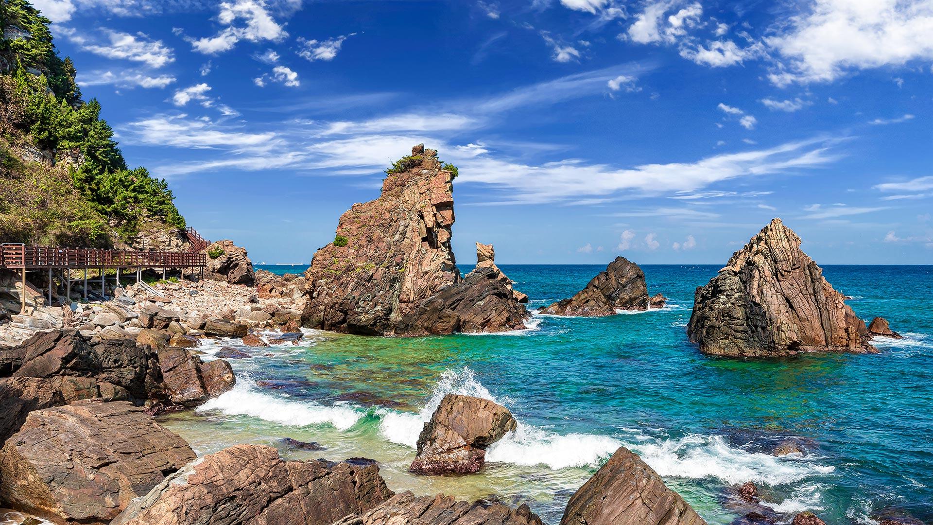 투구바위와 바다가 보이는 정동심곡바다부채길