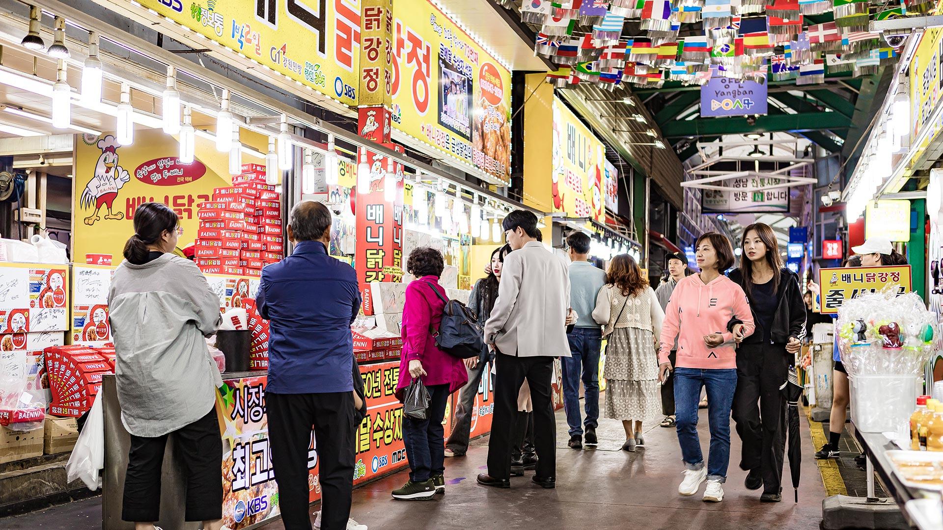 People shopping at Jungang Market 04