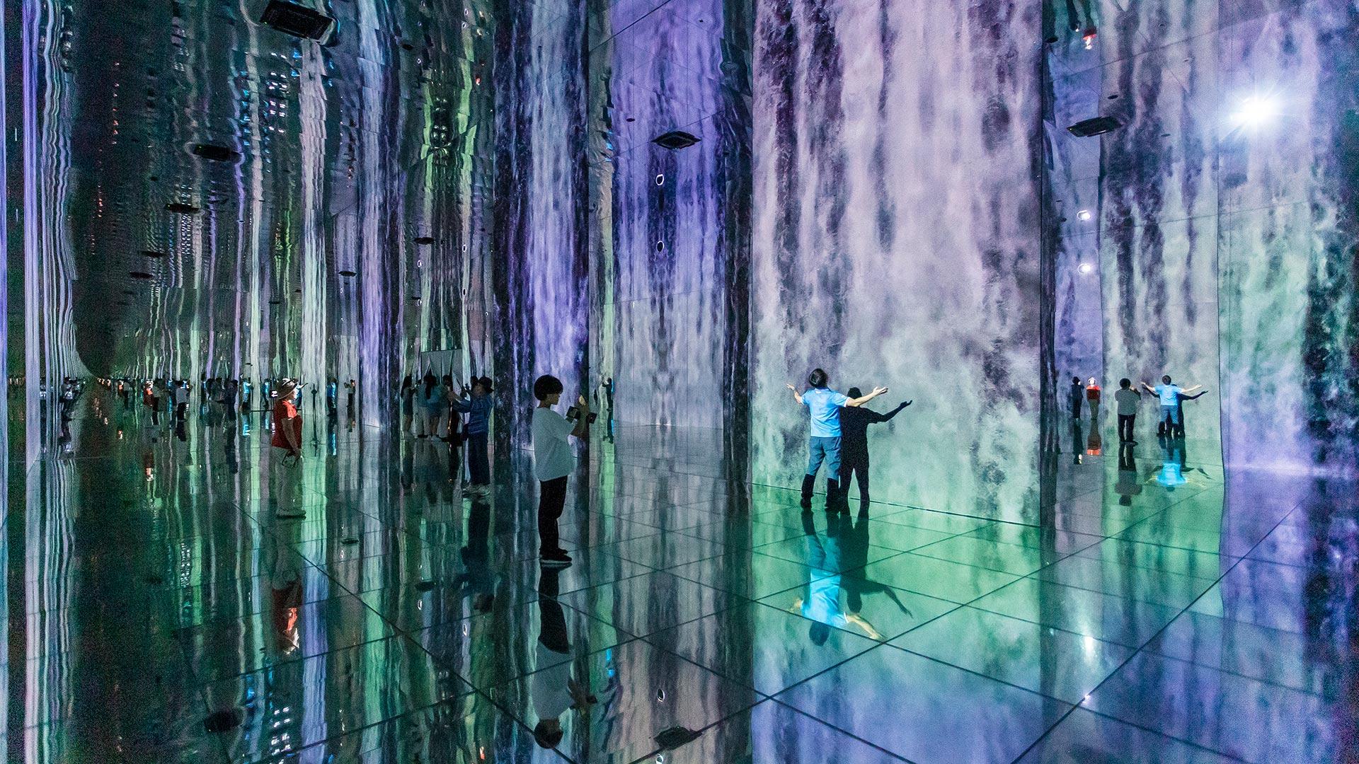 People enjoying the Arte Museum 03