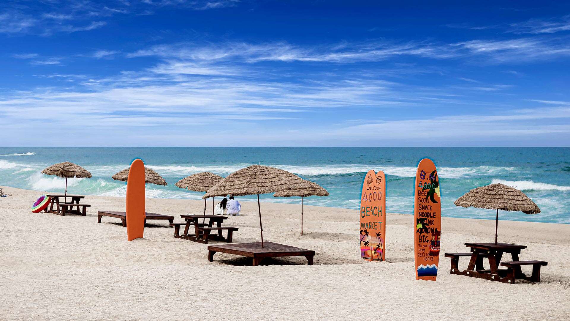 사천진해변에서 바다를 즐기는 사람들 01