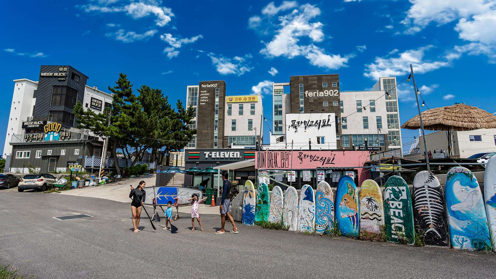 패들보드를 즐기기 위해 준비 중인 사람들