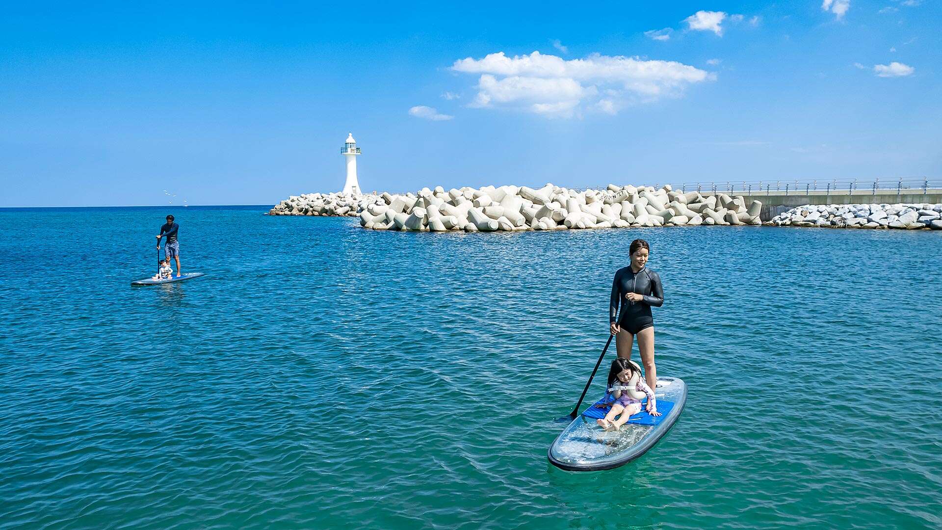 People enjoying paddleboarding with their children 03