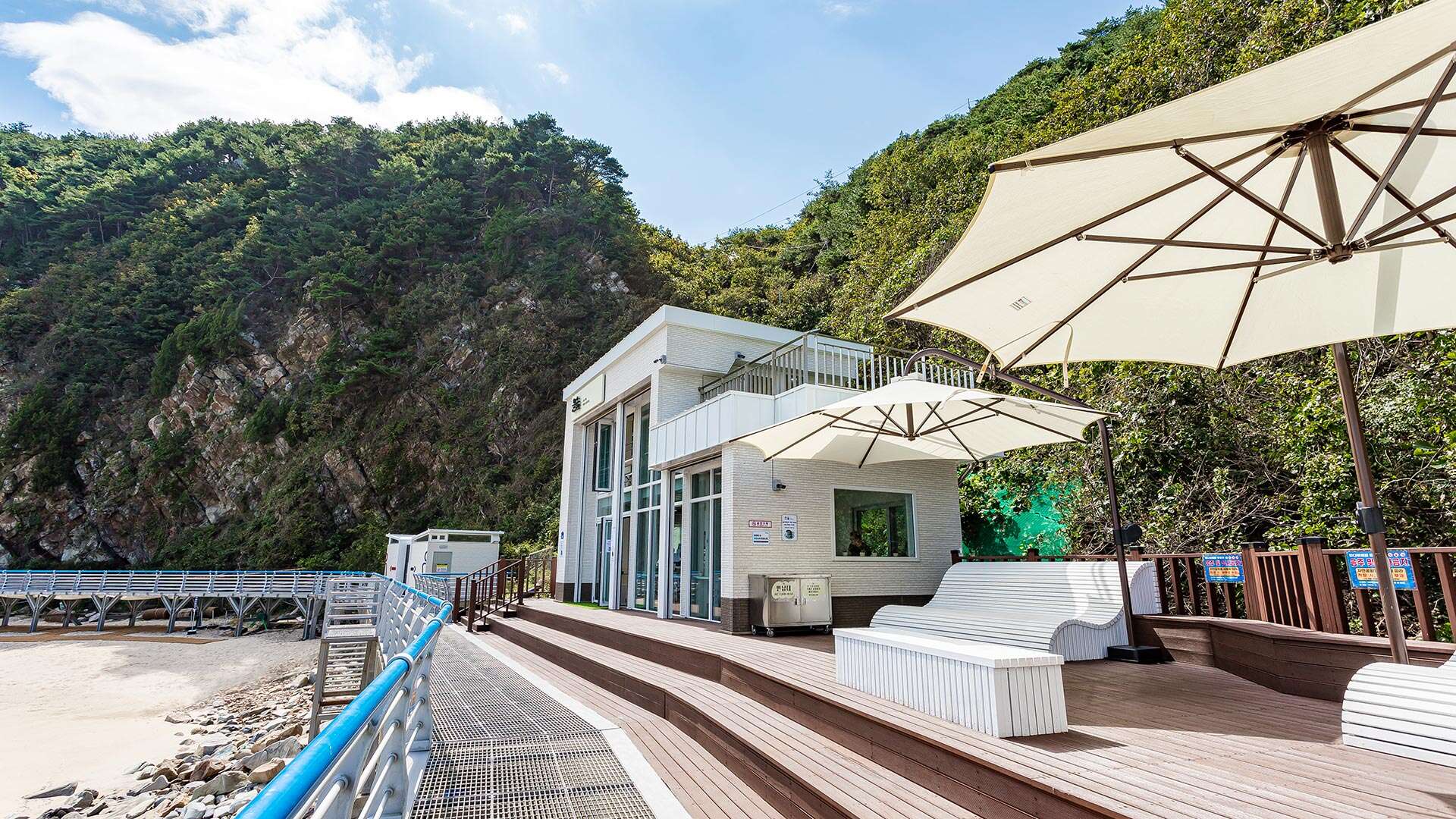 벤치가 보이는 탐방로 옆 카페